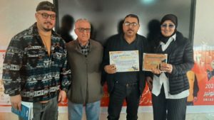 تتويج المخرج عمرو علي بالجائزة الكبرى سينما المجتمع ببئر مزوي 