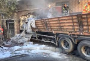 4 قتلى  8 جرحى في حادث ارتطام شاحنة ببنايتين بالمضيق