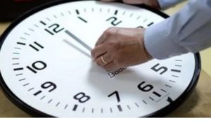 عودة المغرب الى الساعة القانونية